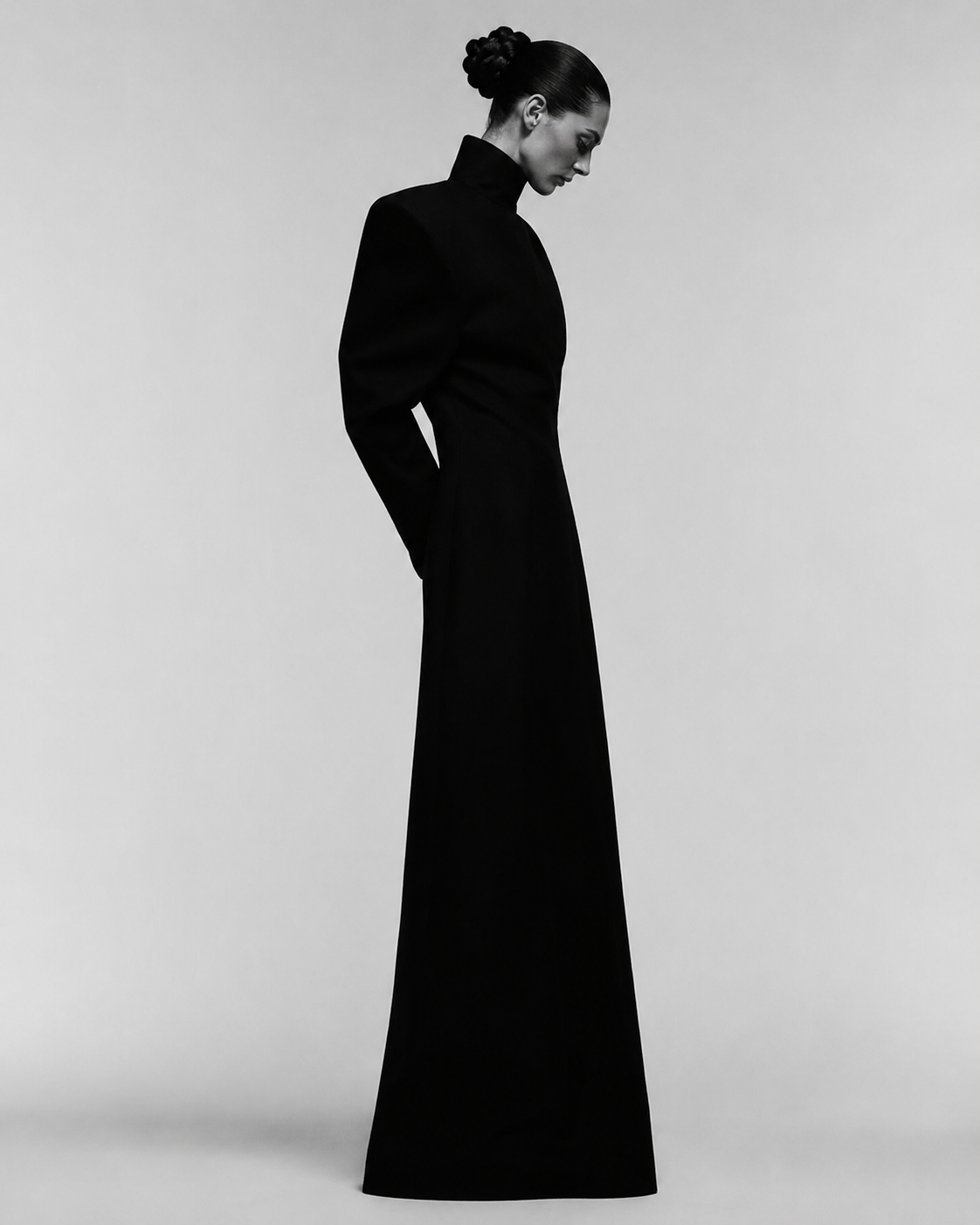 Silhouette de mode en robe noire minimaliste