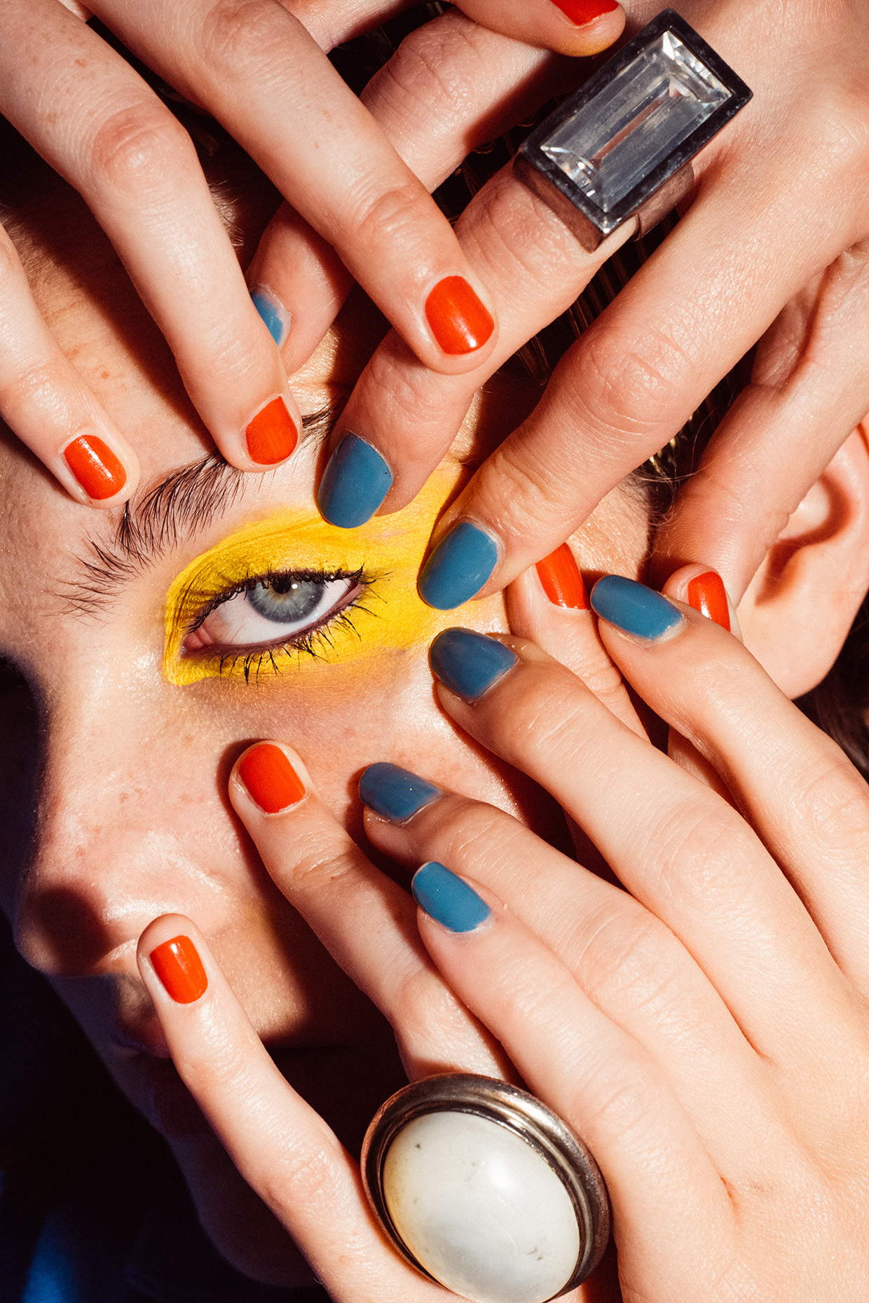 Détail beauté avec maquillage graphique