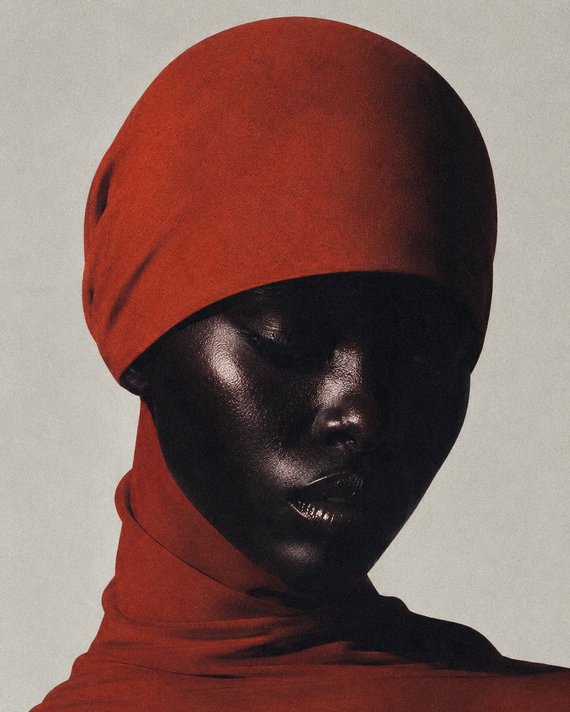 Portrait sombre avec capuche rouge