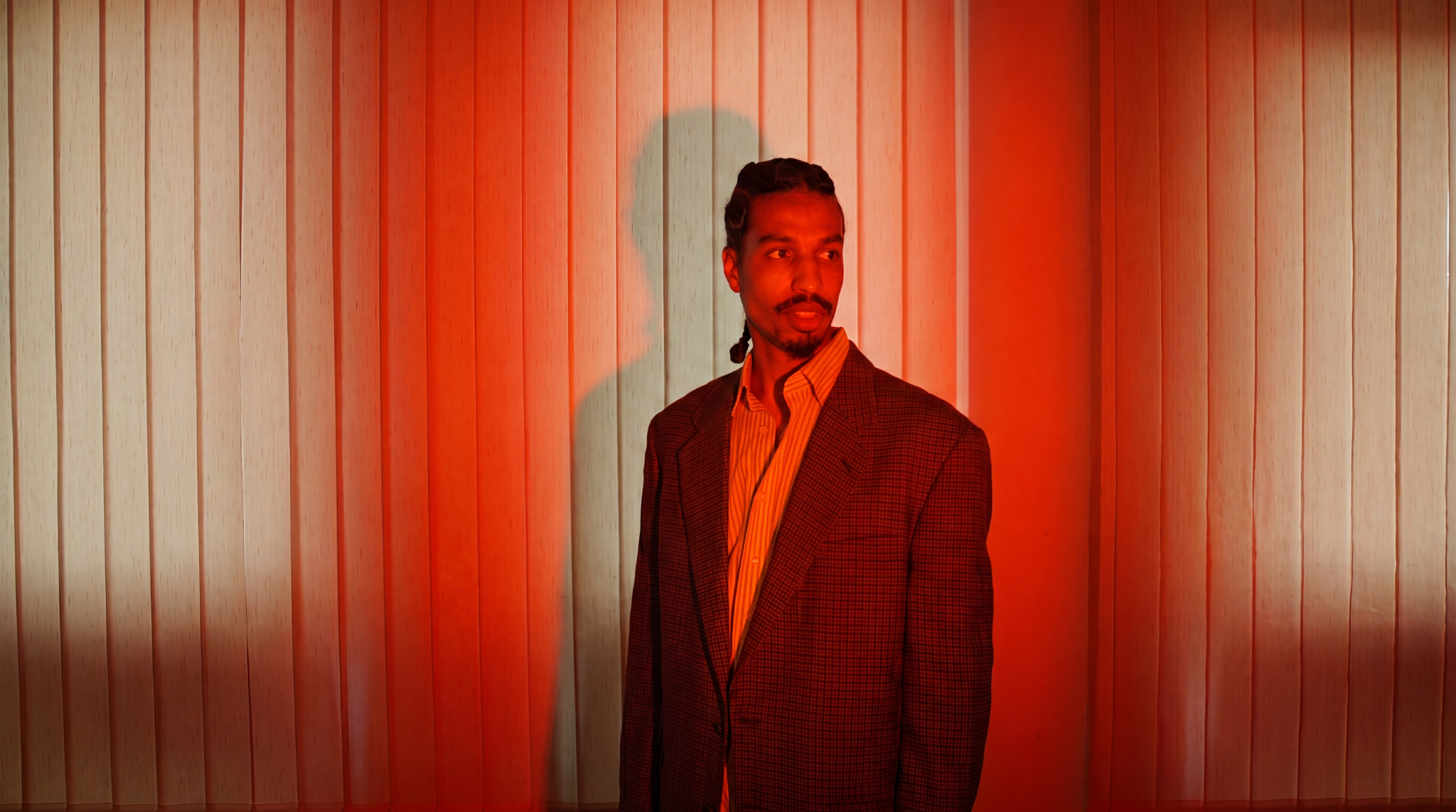 Portrait baigné de lumière rouge